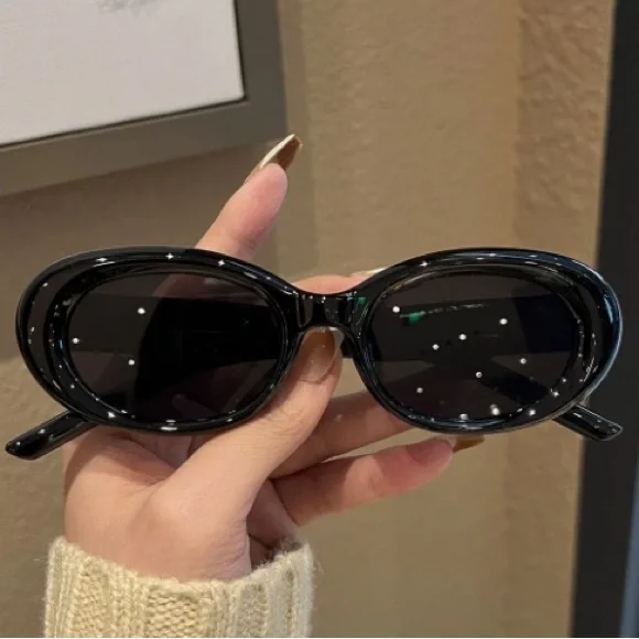 Elegant Black Oval Sunglasses - Picture 1 of 1